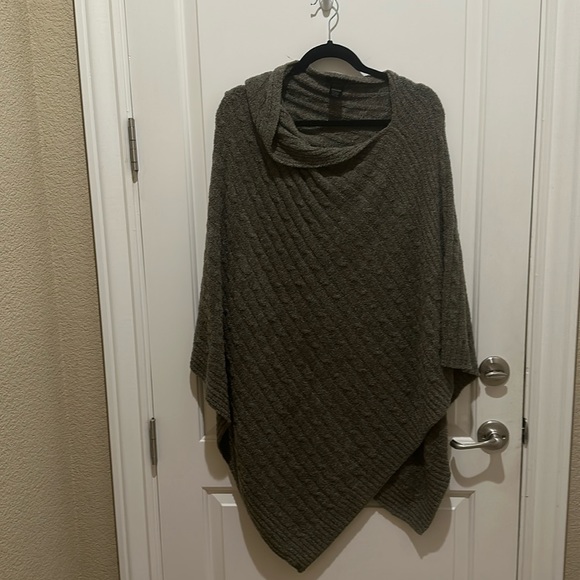NWOT Barefoot Dreams Olive green OS cozy chic poncho-not gray as in the pic - Picture 2 of 4